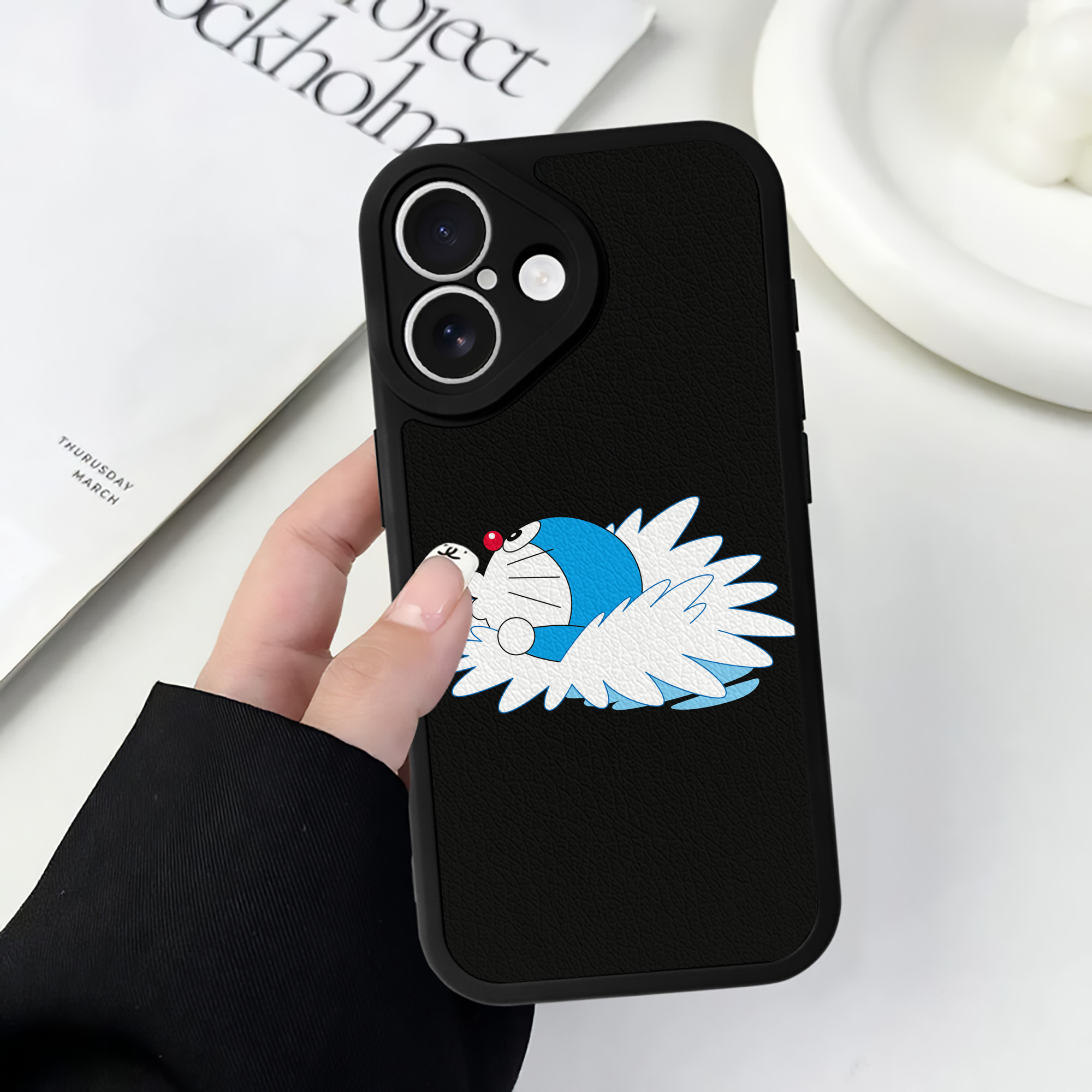 （画像用） ドラえもん Doraemon 【iPhone 16シリーズ対応】シリコンスマホケース（レザー調） 材質：シリコン